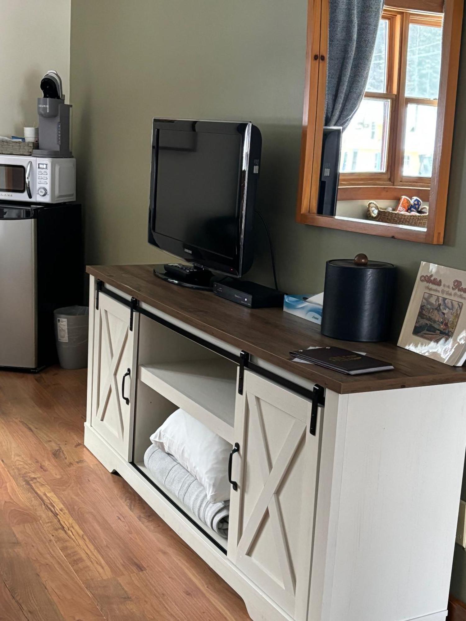 Truffle Pigs Lodge Філд Екстер'єр фото