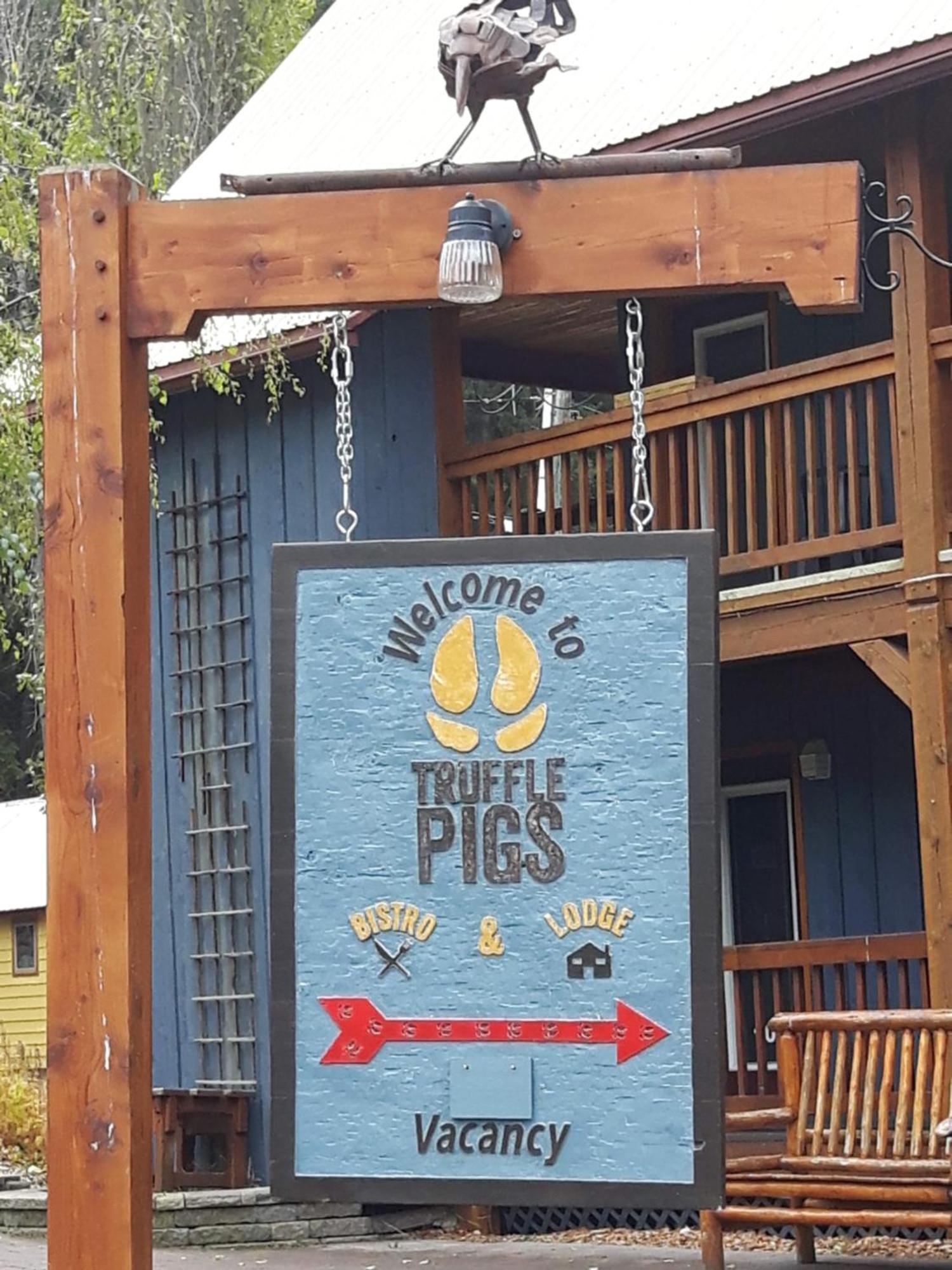 Truffle Pigs Lodge Філд Екстер'єр фото
